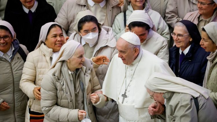 Januar 2022: Papst Franziskus mit Ordensfrauen nach seiner Mittwochs-Generalaudienz