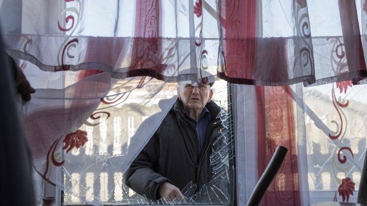 Um homem olha para a janela danificada da casa de Galina e Nikolya Shibka danificada durante o bombardeio, enquanto a invasão russa da Ucrânia continua, na vila de Kalynivka, nos arredores de Kiev, Ucrânia 19 de março de 2022 REUTERS/Marko Djurica