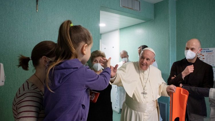  Papa u posjetu djeci hospitaliziranoj u bolnici Bambino Gesù 