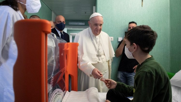 Il Papa parla con un piccolo ricoverato