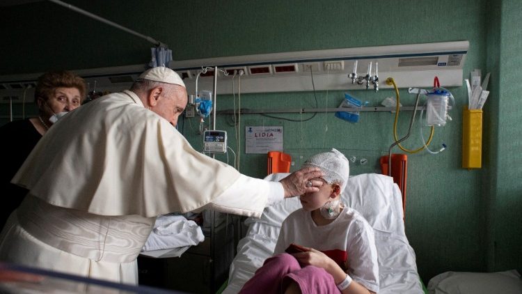 Papa Franjo blagoslivlja malu žrtvu ratnih sukoba