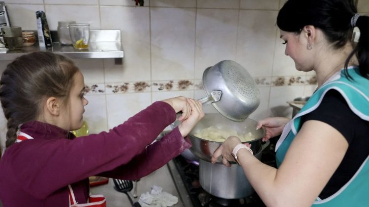 Freiwillige, darunter auch Vertriebene, bereiten im Keller einer Kirche von Ivano-Frankivsk Essen für Bedürftige vor