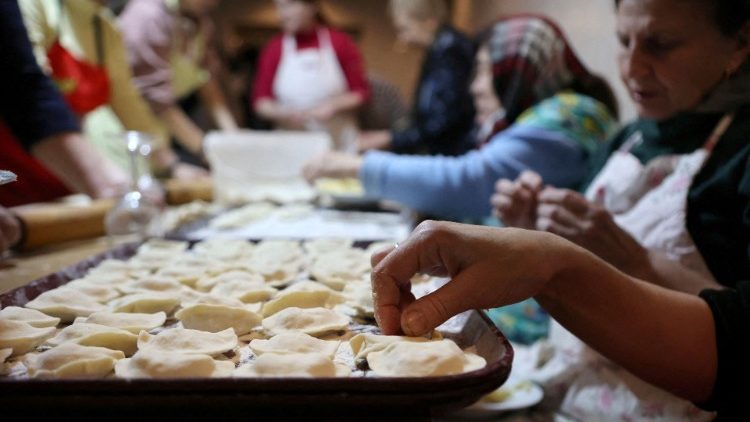 Freiwillige bereiten im Keller einer Kirche von Ivano-Frankivsk traditionelle Teigtaschen für Bedürftige vor