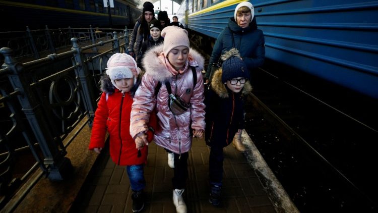 Menschen steigen am Bahnhof von Lemberg in einen Zug, der aus Odessa kommend Richtung Polen weiterfährt