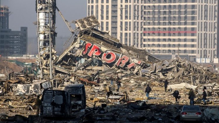 O local de um shopping destruído é visto após ser atingido por um ataque militar no distrito de Podilskyi, em Kiev, enquanto a invasão russa da Ucrânia continua, em Kiev, Ucrânia, em 21 de março de 2022. REUTERS/Vladyslav Musiienko