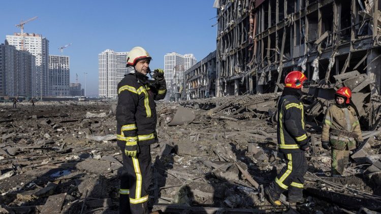 Ukrainiečių gaisrininkai Kyjive prie subombarduoto prekybos centro (kovo 21 d.)