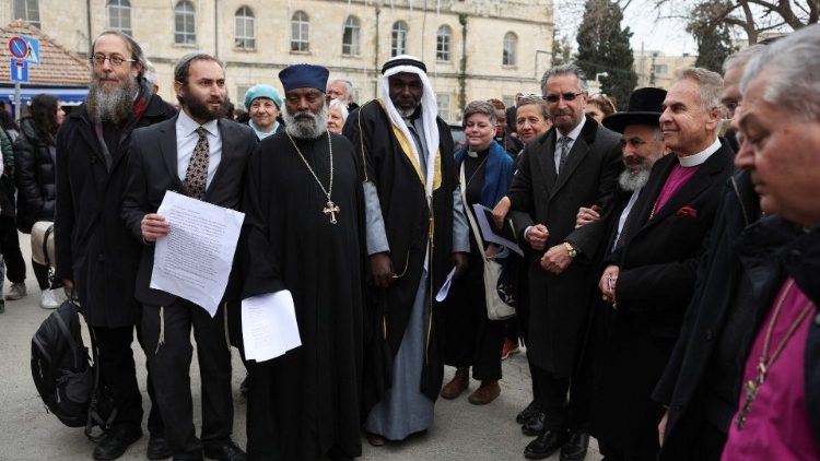 Líderes das religiões monoteístas se unem em Jerusalém para pedir paz na Ucrânia após a invasão da Rússia (Photo by Nir Elias / REUTERS)