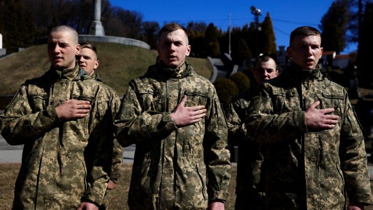 Militares, reclutas y voluntarios defienden con heroísmo su patria