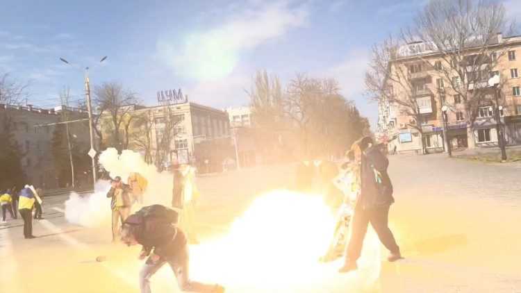 Manifestantes atacados com granadas de efeito moral lançadas por tropas russas enquanto protestam contra a invasão russa, ao longo da Avenida Ushakova em Kherson, Ucrânia 21 de março de 2022 nesta imagem estática de um vídeo obtido pela REUTERS 