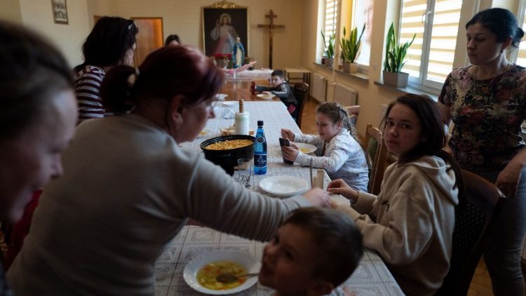 Flüchtlinge aus der Ukraine bekommen Hilfe in einer katholischen Pfarrei in der polnischen Stadt Lubaczów - die ca. 25 km von der ukrainischen Grenze entfernt liegt