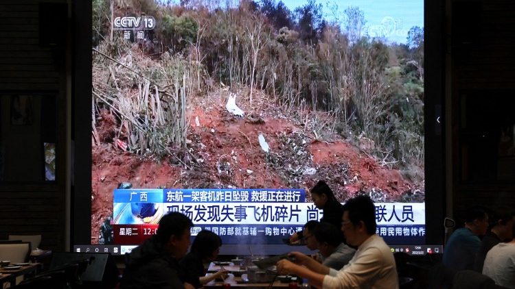 Tela mostra novas imagens do local onde um avião Boeing 737-800 da China Eastern Airlines caiu, em um restaurante em Pequim