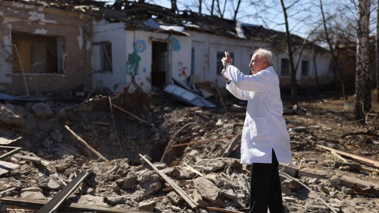 Doutor Anatolii Pavlov tira fotos de um hospital psiquiátrico danificado após ser atingido por um ataque militar, enquanto a invasão russa da Ucrânia continua, em Mykolaiv, Ucrânia, 22 de março de 2022. REUTERS/Nacho Doce