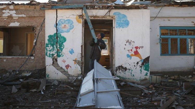 Ucraniano retira escombros em um hospital psiquiátrico danificado após ser atingido por um ataque militar, enquanto a invasão russa da Ucrânia continua, em Mykolaiv, Ucrânia, 22 de março de 2022. REUTERS/Nacho Doce