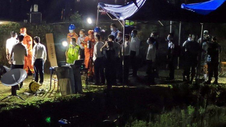 Cina, squadre di soccorso a lavoro dopo lo schianto del Boeing 737 della China Eastern Airlines precipitato nella provincia di Guangxi