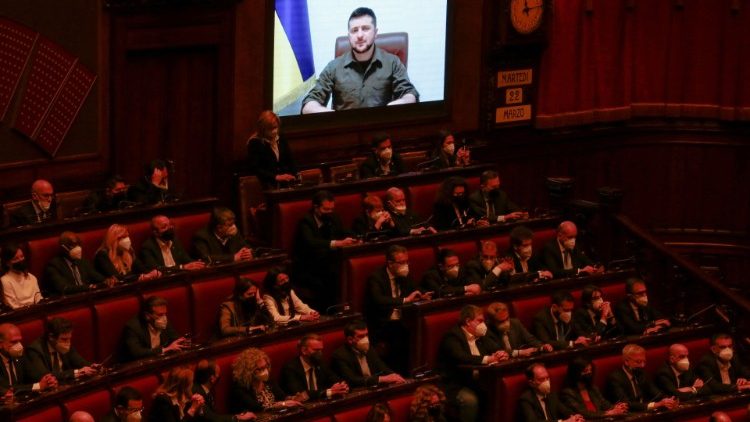 Il Parlamento italiano segue il discorso del presidente ucraino Zelensky
