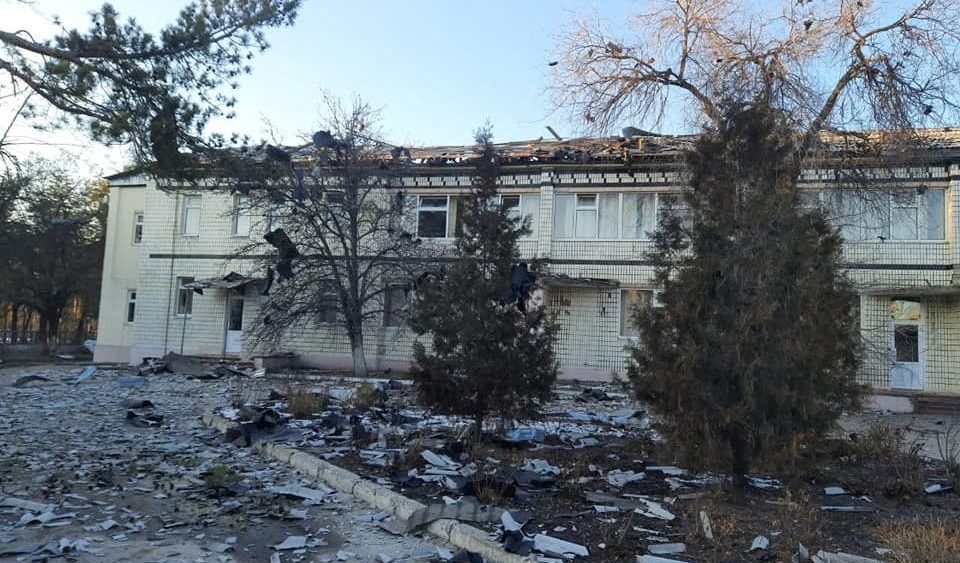 Hospital danificado por ataque russo em Slevlerodonetsk, regi?o de Luhansk. (Press Service of the State Emergency Service os Ukraine/via Reuters)
