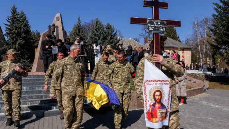 Militares carregam o caixão durante o funeral de Sandor Kish, de 30 anos, que morreu na cidade de Ochakiv em 24 de fevereiro, primeiro dia da invasão russa da Ucrânia, em Uzhhorod, Ucrânia, 22 de março de 2022. REUTERS/Serhii Hudak