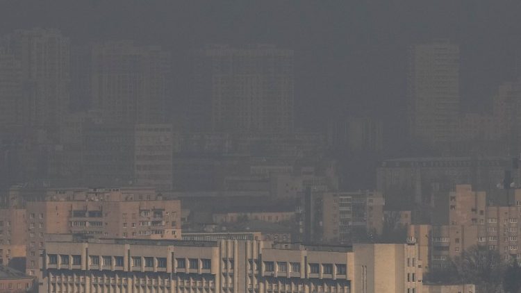 Prédios residenciais são vistos através da fumaça de incêndios após bombardeios nos arredores da capital, em Kiev, Ucrânia, 23 de março de 2022. REUTERS/Gleb Garanich