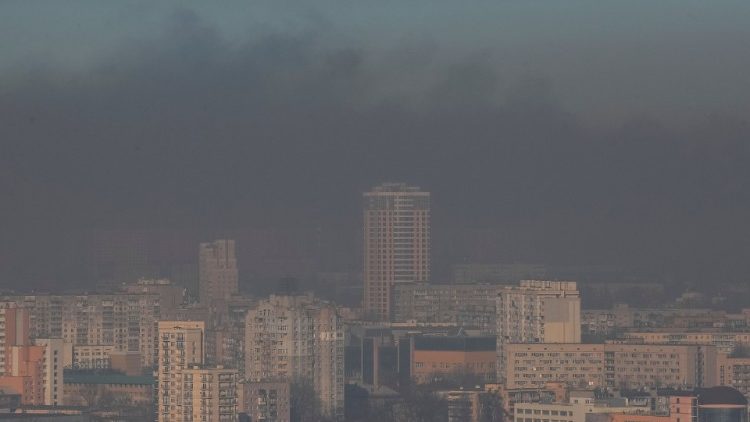 Dūmuose nuo Rusijos apšaudymo skendinti Ukrainos sostinė Kyjivas