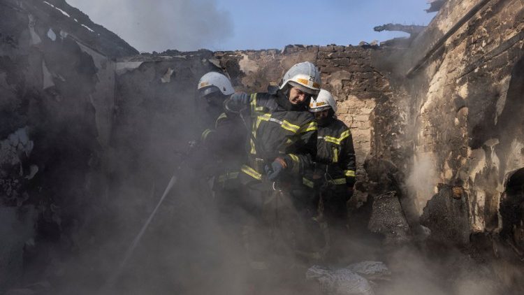 Rettungsarbeiten in einem Kiewer Wohnbezirk nach russischem Beschuss