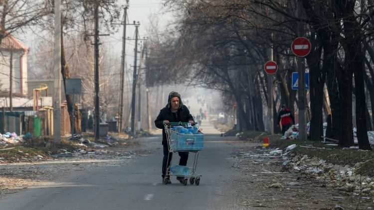  A local resident pushes a cart with bottles of water during Ukraine-Russia conflict, in the besieged southern port of Mariupol, Ukraine March 23, 2022. REUTERS/Alexander Ermochenko