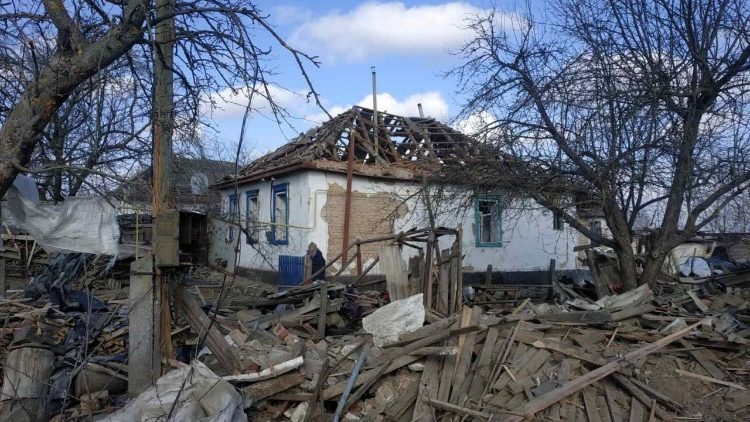 Uma casa residencial danificada por bombardeios, enquanto o ataque da Rússia à Ucrânia continua, é vista na vila de Rakivshchyna, na região de Zhytomyr Ucrânia, nesta foto divulgada em 24 de março de 2022. Serviço de imprensa do Serviço de Emergência do Estado da Ucrânia/Folheto via REUTERS