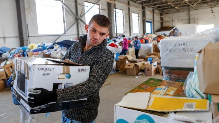  Raccolta di aiuti umanitari a Uzhhorod, in Ucraina (Reuters)