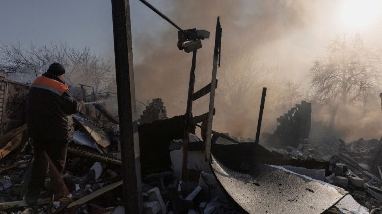 Um morador apaga um incêndio depois que um atentado destruiu uma casa de família em um distrito ao norte de Kharkiv, enquanto o ataque da Rússia à Ucrânia continua, Ucrânia, 24 de março de 2022. REUTERS/Thomas Peter