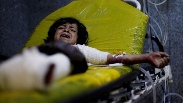 Criança iemenita em um hospital depois de um bombardeio