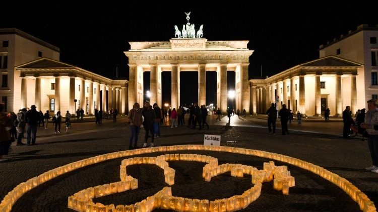 Uma pomba da paz em solidariedade às vítimas da invasão russa na Ucrânia é instalada a partir de luzes de LED em frente ao Portão de Brandemburgo antes que as luzes sejam apagadas para marcar a Hora do Planeta em Berlim, Alemanha. REUTERS/ Annegret Hilse