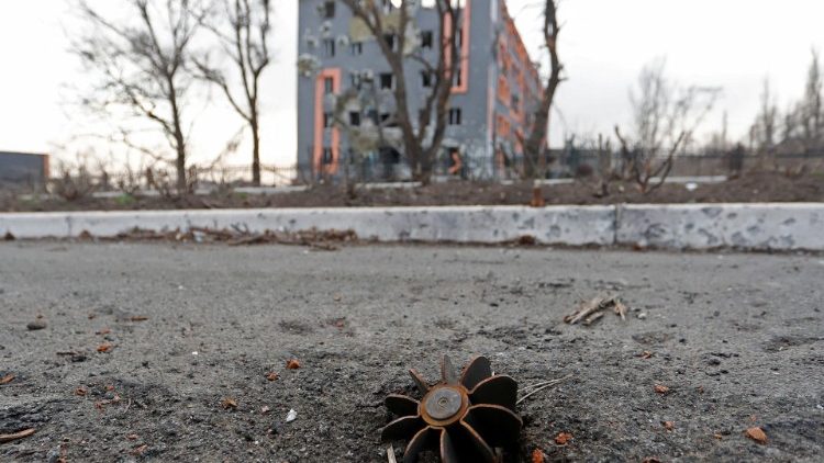 Parte de um projétil é vista na rua durante o conflito Ucrânia-Rússia no porto sitiado de Mariupol, na Ucrânia, em 27 de março de 2022 REUTERS/Alexander Ermochenko