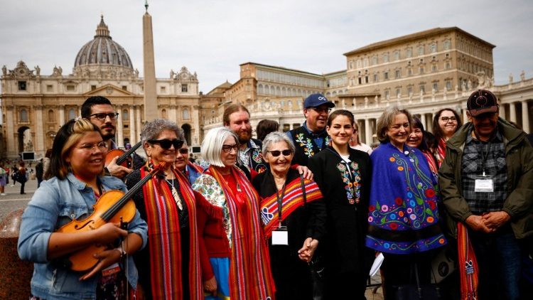 Представители канадских коренных народов на площади Святого Петра
