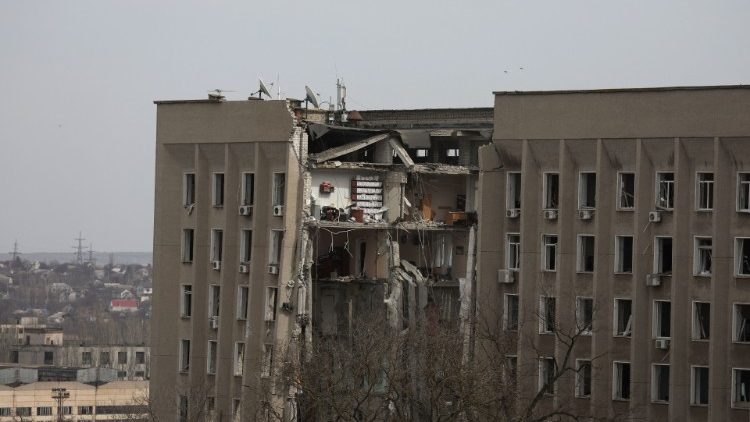 Parte destruída de um prédio da administração do governo ucraniano é vista após um bombardeio, enquanto a invasão russa da Ucrânia continua, em Mykolaiv, Ucrânia, 29 de março de 2022. REUTERS/Nacho Doce