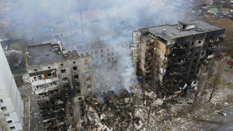 Uma vista aérea mostra um edifício residencial destruído por bombardeios, enquanto a invasão russa da Ucrânia continua, no assentamento de Borodyanka, na região de Kiev, Ucrânia, em 3 de março de 2022. Foto tirada com um drone. REUTERS/Maksim Levin//File Photo