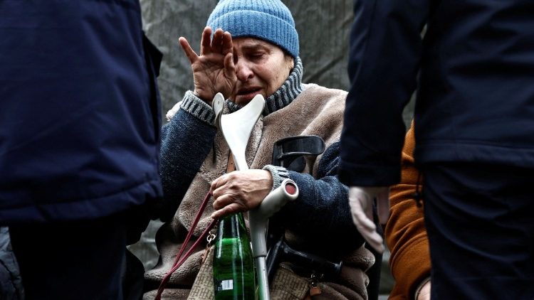 Vera, 67, wischt sich die Tränen ab, nachdem sie aus der Stadt Irpin am Rande von Kiew evakuiert wurde, da Russlands Angriff auf die Ukraine anhält