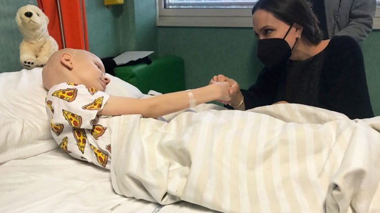 A atriz Angelina Jolie visita as crianças ucranianas no Hospital Banbino Gesù