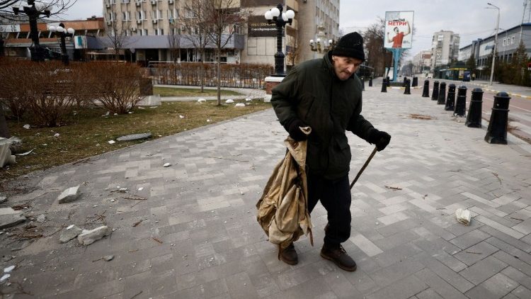 Um homem caminha para a casa de seu filho em ruas vazias, em meio à invasão da Ucrânia pela Rússia, em Irpin, Ucrânia, 31 de março de 2022. REUTERS/Zohra Bensemra
