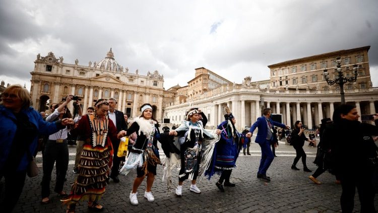 Artistas autóctonos bailando en la Plaza de San Pedro tras su audiencia con el Papa Francisco el 1 de abril de 2022