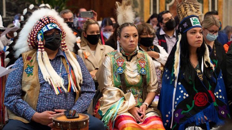 Representantes de povos indígenas com o Papa Francisco na Sala Clementina, em 1 de abril de 2022.