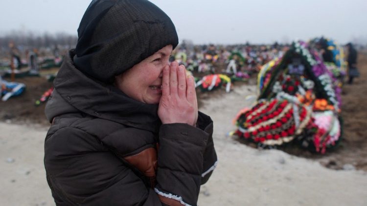 Um parente de uma vítima de bombardeio chora em um cemitério em Mariupol, uma cidade ao longo da costa do Mar de Azov, Ucrânia. REUTERS/Maksim Levin