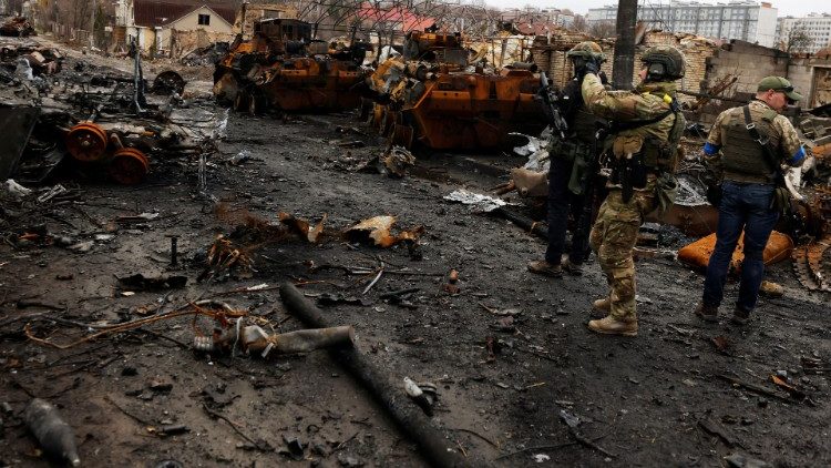 Um militar usa seu celular para filmar um tanque russo e veículos blindados destruídos, em meio à invasão da Rússia na Ucrânia em Bucha, na região de Kiev, Ucrânia 2 de abril de 2022. REUTERS/Zohra Bensemra
