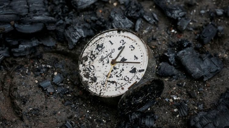 Um relógio está no chão entre as brasas perto de uma casa incendiada, em meio à invasão russa da Ucrânia, na vila de Kozarovychi, na região de Kiev, Ucrânia 2 de abril de 2022. REUTERS/Gleb Garanich