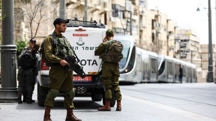 Des soldats israéliens patrouillent dans Jérusalem après les attaques, le 3 avril 2022