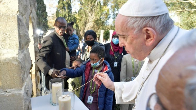El Papa enciende una vela ante la Virgen como símbolo de esperanza