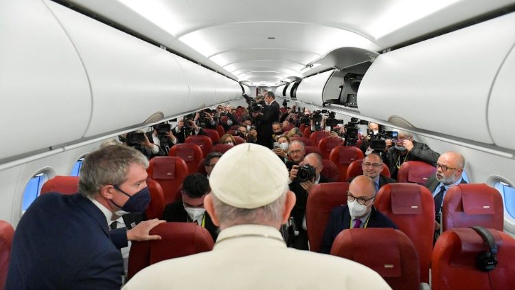 Setkání s novináři během letu z Malty