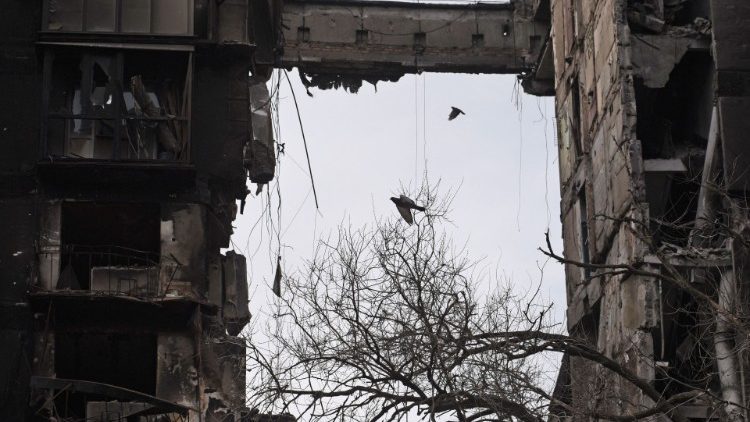 Uma visão mostra um prédio destruído durante o conflito Ucrânia-Rússia na cidade portuária de Mariupol, no sul da Ucrânia, em 3 de abril de 2022 REUTERS/Stringer