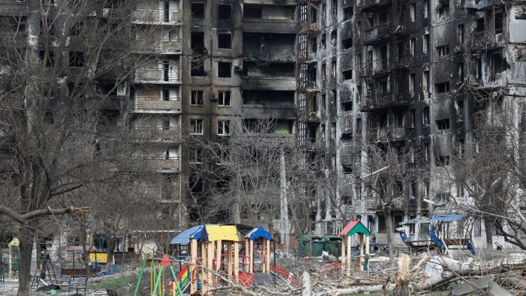 Uma vista mostra um prédio de apartamentos destruído durante o conflito Ucrânia-Rússia na cidade portuária sitiada de Mariupol, Ucrânia, em 3 de abril de 2022 REUTERS/Alexander Ermochenko
