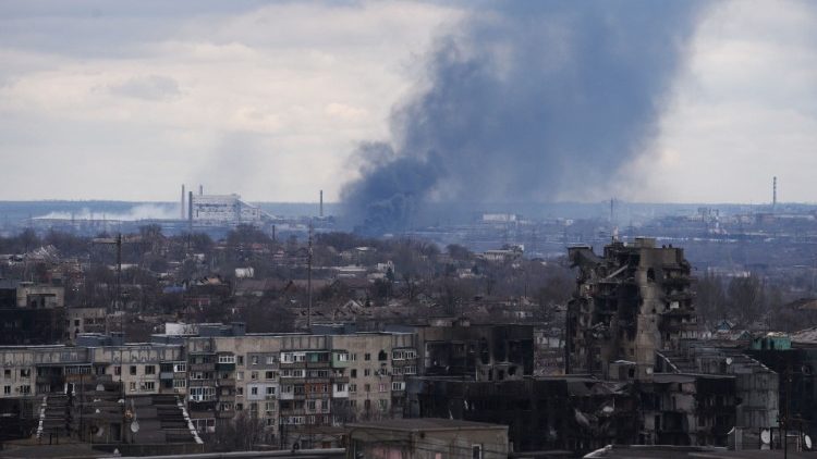 Ein schrecklicher Kriegsschauplatz: Rauch steigt aus Mariupol auf