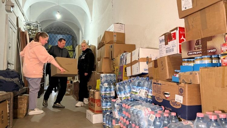 A ucraniana Luidmyla Nazarova e outros voluntários entregam ajuda humanitária, com destino a Bucha e outras cidades ucranianas, à Catedral de São Jorge, em meio à invasão russa da Ucrânia, em Lviv, Ucrânia. REUTERS/Stephen Farrell