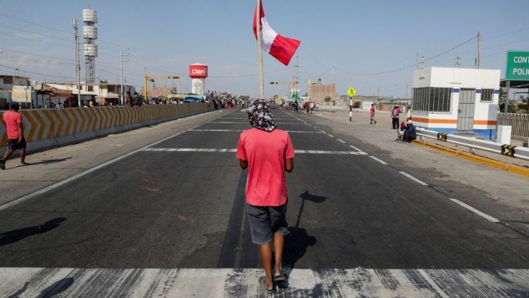 Des manifestants bloquent une autoroute pour Lima, à Ica, le 4 avril 2022